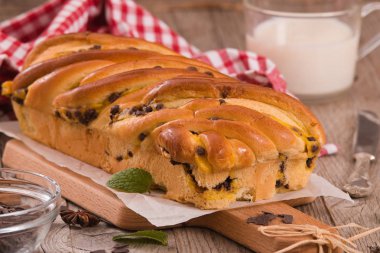 Çikolata parçaları ile börek. 