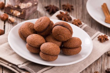 Fındıklı kurabiye sandviç çikolatalı krema ile doldurulmuş. 