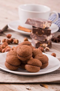 Fındıklı kurabiye sandviç çikolatalı krema ile doldurulmuş. 