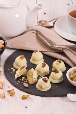 Siyah çanak üzerinde fıstıklı Trüf mantarı. 