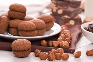 Fındıklı kurabiye sandviç çikolatalı krema ile doldurulmuş 