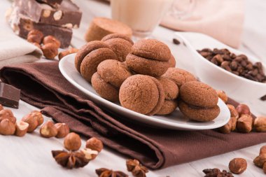 Fındıklı kurabiye sandviç çikolatalı krema ile doldurulmuş 