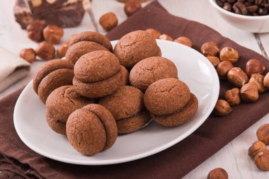 Fındıklı kurabiye sandviç çikolatalı krema ile doldurulmuş 