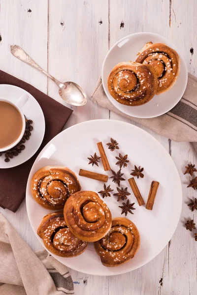 Kaneel Broodjes Met Cappuccino Witte Schotel — Stockfoto