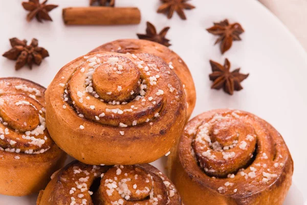 Rotoli Cannella Con Spezie Piatto Bianco — Foto Stock