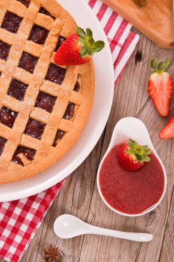 Beyaz çanak üzerinde çilekli Tart.