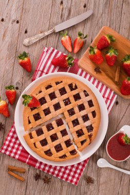 Beyaz çanak üzerinde çilekli Tart.