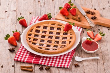 Beyaz çanak üzerinde çilekli Tart.