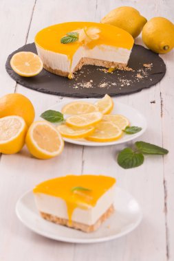 Ahşap masa üzerinde Limon Lor ile limon cheesecake.