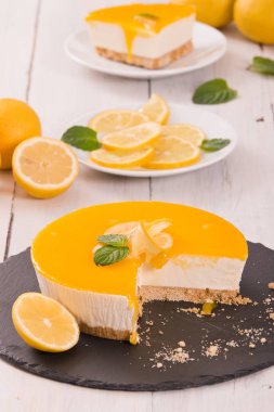 Ahşap masa üzerinde Limon Lor ile limon cheesecake.