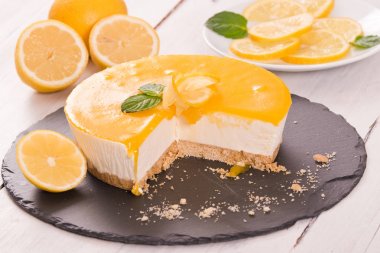Ahşap masa üzerinde Limon Lor ile limon cheesecake.
