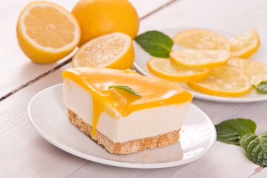 Ahşap masa üzerinde Limon Lor ile limon cheesecake.