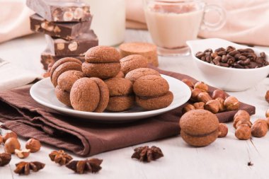 Fındıklı kurabiye sandviç çikolatalı krema ile doldurulmuş 