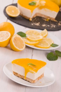 Limonlu cheesecake siyah çanak üzerinde. 