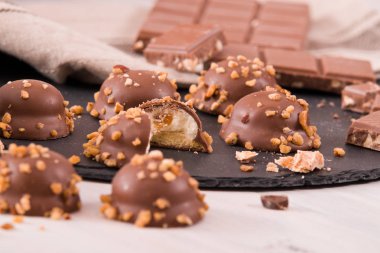 Krem karamel dolgulu çikolata truffles. 
