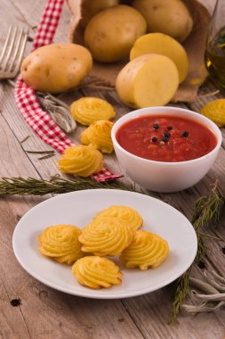 Düşes patates kesme tahtası üzerinde. 