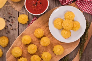 Düşes patates kesme tahtası üzerinde. 