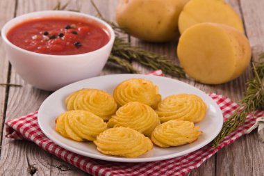 Düşes patates kesme tahtası üzerinde. 