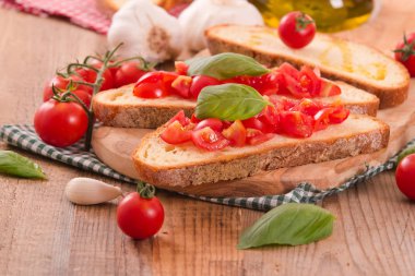 Fesleğen ve doğranmış domates Bruschetta ekmek.