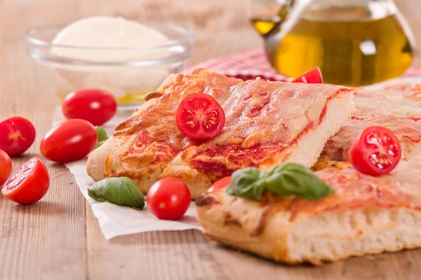 Pizza Italiana Con Queso Tomate Albahaca Fresca — Foto de Stock