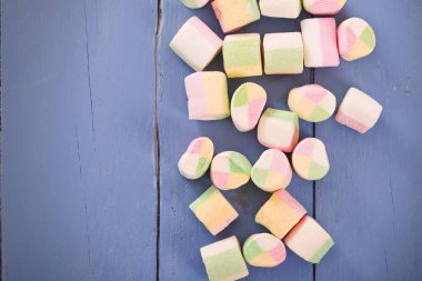 ahşap masa üstünde şekerleme. 