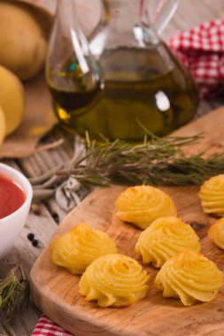 Düşes patateslerin üzerine ahşap masa. 