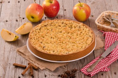 Elma pasta beyaz çanak üzerinde harap. 