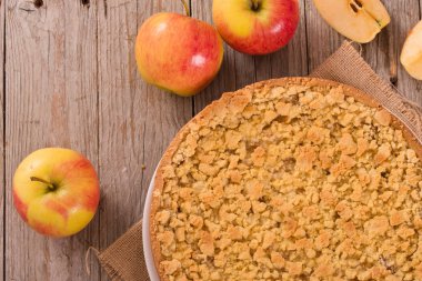 Elma pasta beyaz çanak üzerinde harap. 