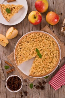 Elma pasta beyaz çanak üzerinde harap. 