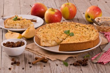 Elma pasta beyaz çanak üzerinde harap. 