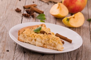 Elma pasta beyaz çanak üzerinde harap. 