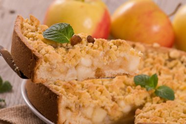 Elma pasta beyaz çanak üzerinde harap. 