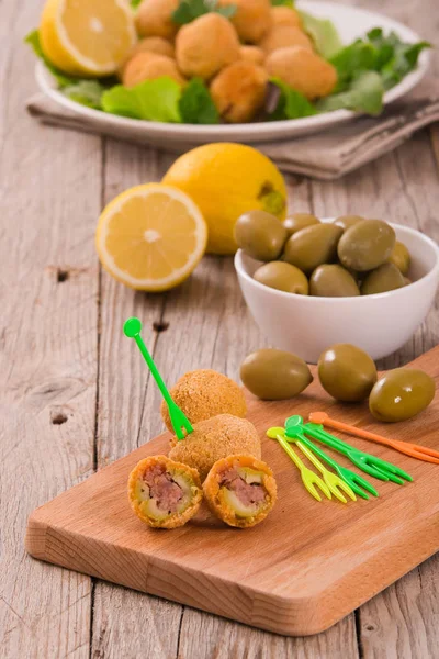 Ascoli Gefüllte Oliven Auf Weißem Teller — Stockfoto