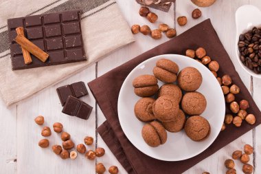 Fındıklı kurabiye sandviç çikolatalı krema ile doldurulmuş. 