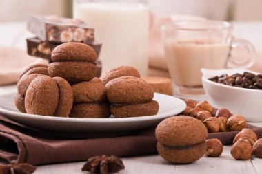 Fındıklı kurabiye sandviç çikolatalı krema ile doldurulmuş. 