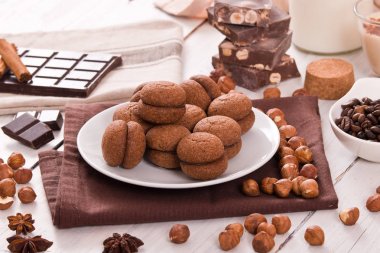 Fındıklı kurabiye sandviç çikolatalı krema ile doldurulmuş. 