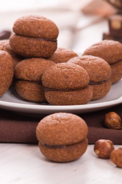 Fındıklı kurabiye sandviç çikolatalı krema ile doldurulmuş. 