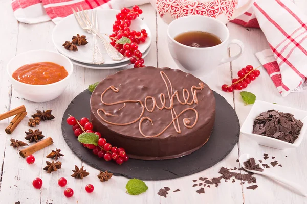 Sachertorte Kırmızı Kuş Üzümü Ile — Stok fotoğraf