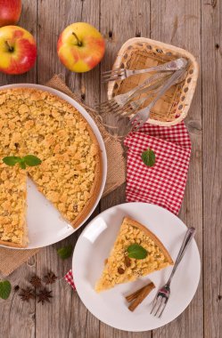 Elma pasta beyaz tabak üzerine tarçın ile harap.