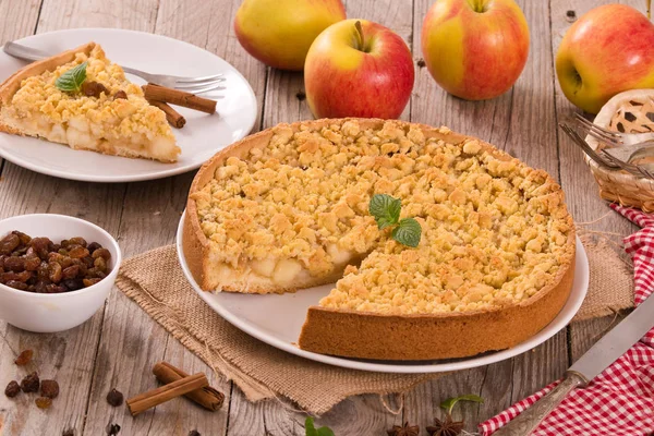 Elma pasta beyaz tabak üzerine tarçın ile harap.