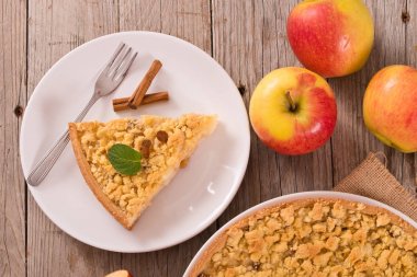 Elma pasta beyaz tabak üzerine tarçın ile harap.