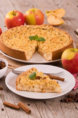 Elma pasta beyaz tabak üzerine tarçın ile harap.