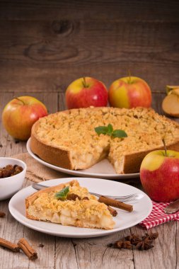 Elma pasta beyaz tabak üzerine tarçın ile harap.