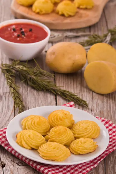 Herzogin Kartoffeln Mit Tomatensauce Auf Schneidebrett — Stockfoto