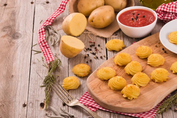 Vévodkyně Brambory Rajskou Omáčkou Cuttingboard — Stock fotografie