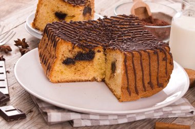 Beyaz tabak üzerine çikolatalı kek. 