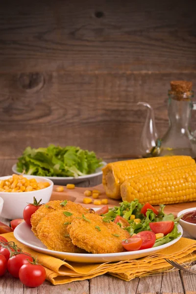 Maïs Hamburgers Met Salade Witte Schotel — Stockfoto