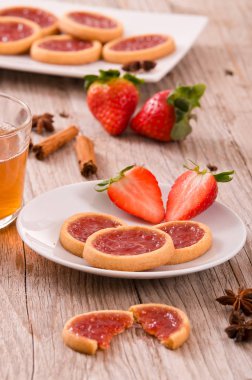 Beyaz çanak üzerinde çilek tartlets. 