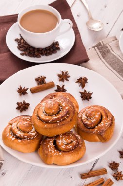 Beyaz tabak üzerinde tarçın rulo. 