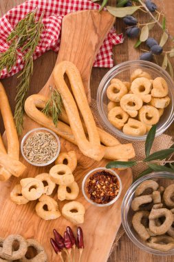 İtalyan taralli cuttingboard üzerinde. 